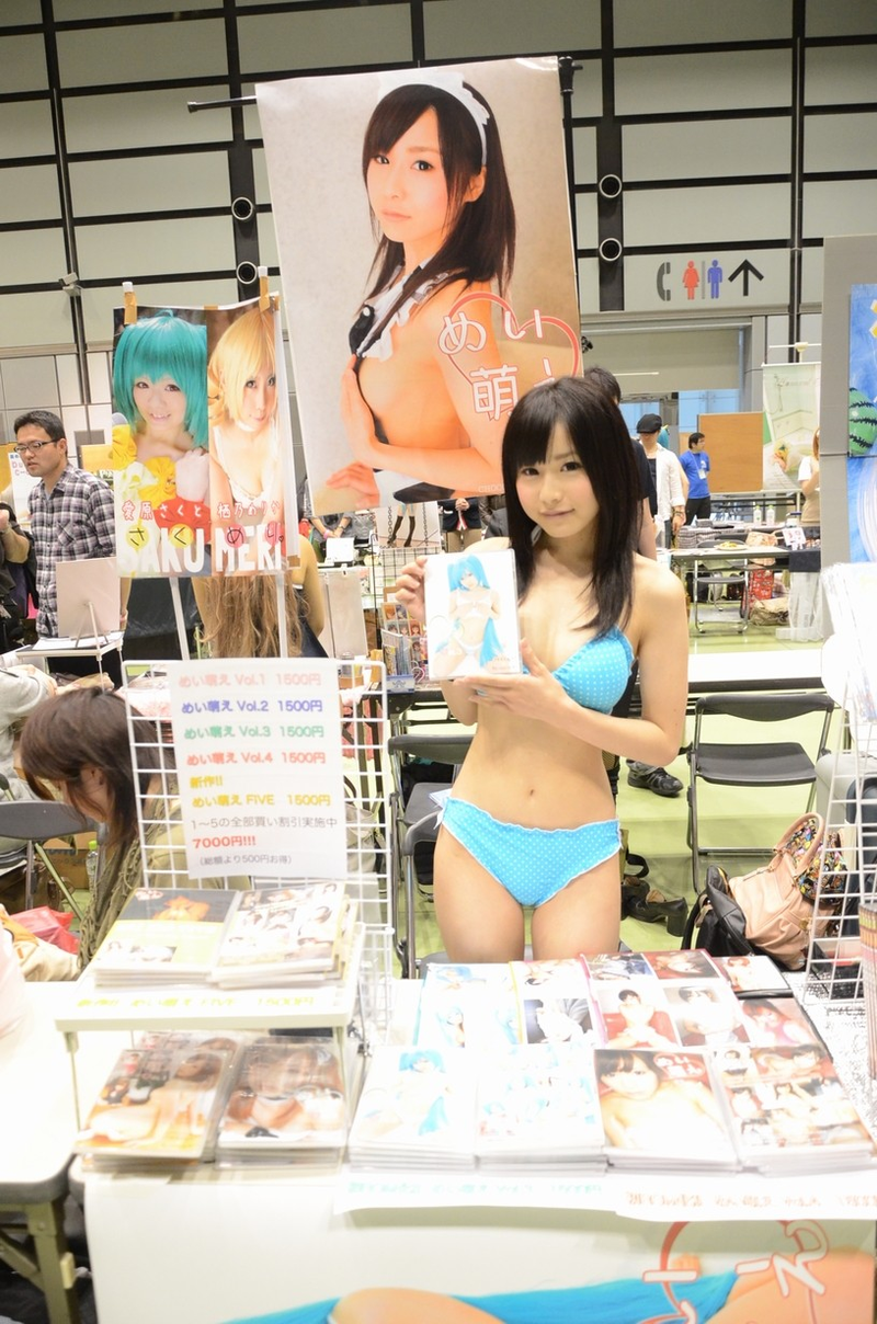 Illustration for article titled Buy Photos of Bikini Cosplayers from Cosplayers in Bikinis